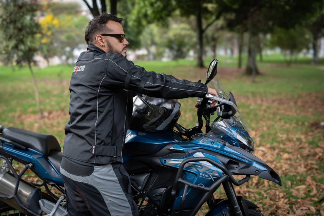 Chaqueta TT - Protecciones Removibles Certificadas 100 Impermeable. detalle protecciones - Certificadas CE