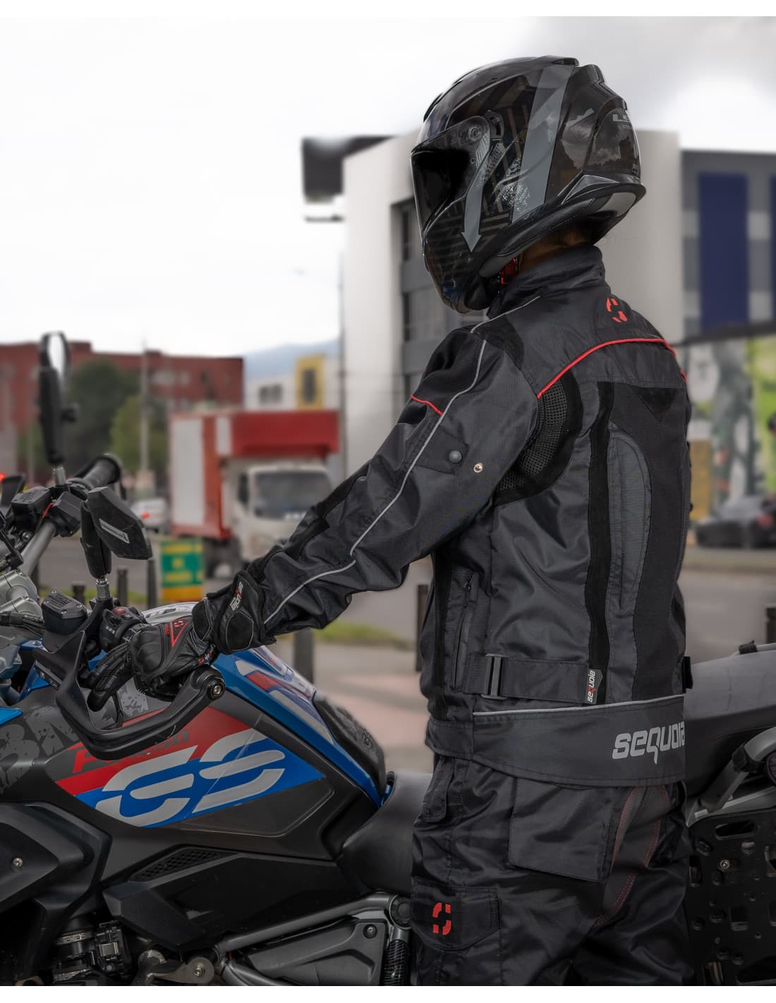 Chaqueta AVS vista lateral equipamiento moto