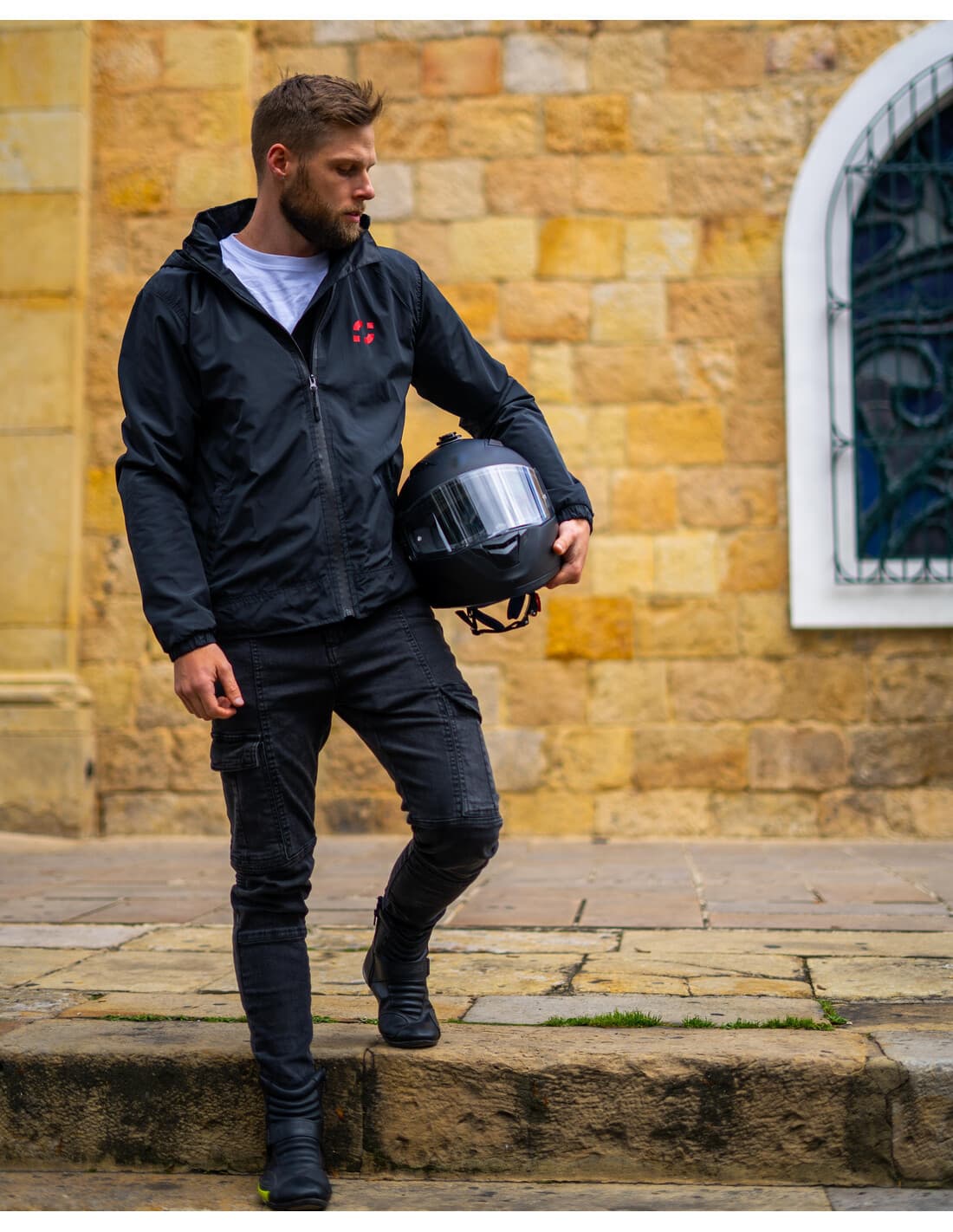 Chaqueta Impermeable con Protecciones Removibles Certificadas Unisex detalle costuras termoselladas