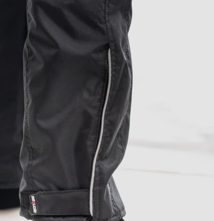 Pantalón GAS BLACK - Impermeable, Protecciones Certificadas Removibles, Material Antifricción