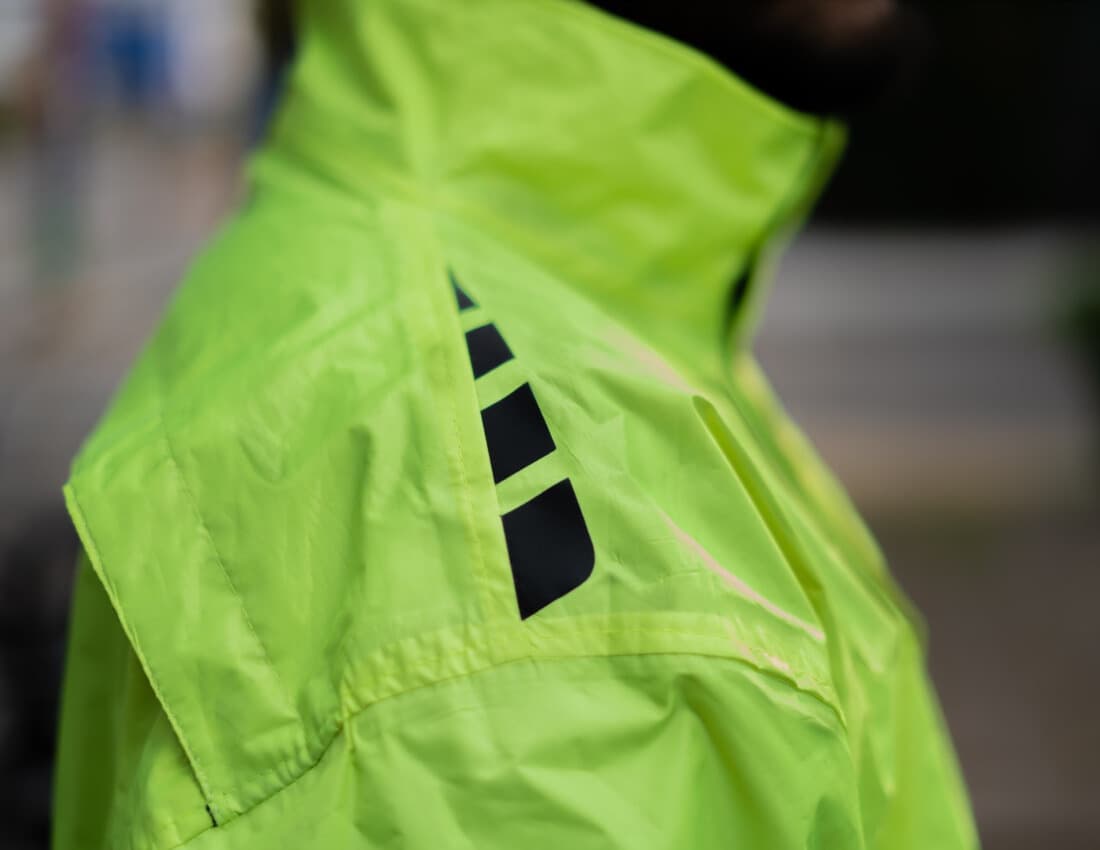 Combo Impermeable Hydra + Zapatones Sequoia Suela dura+ forro morral Moto, Motociclismo vista lateral equipamiento moto