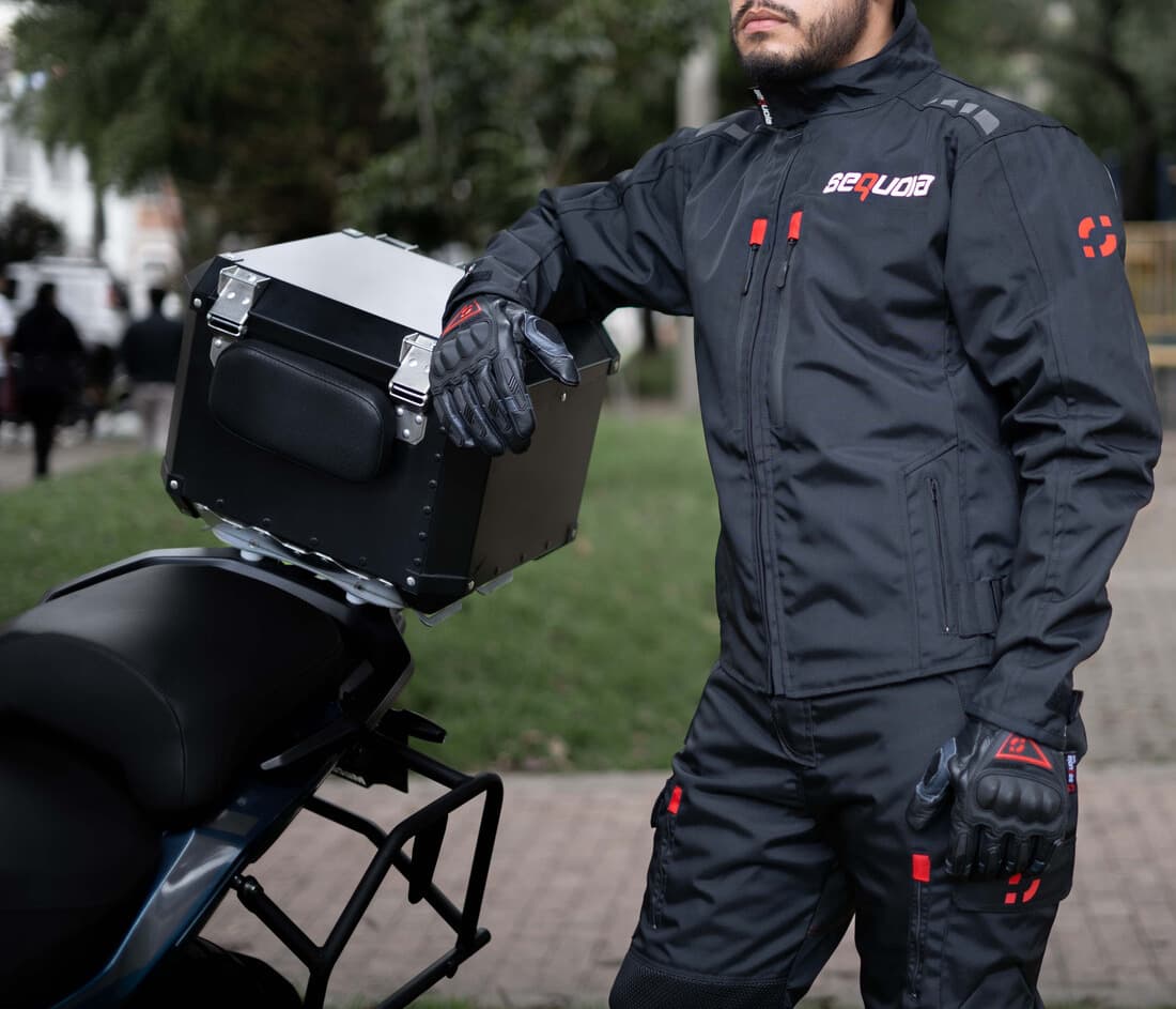 Traje anti fricción Black Pro  de Moto, Impermeable Sequoia Speed detalle costuras termoselladas