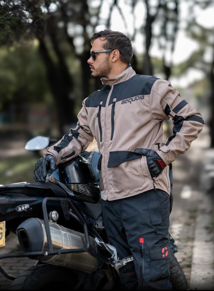 Chaqueta Sahara - Protecciones Certificadas - 100 % Impermeable vista posterior - Proteccion para motociclista