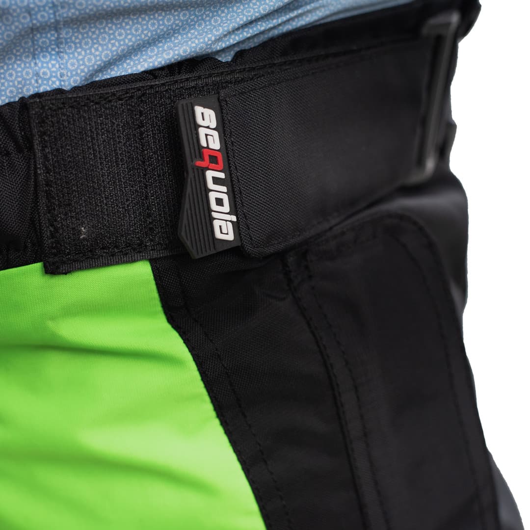Pantalón GAS GREEN, Protección Rodillas Certificadas Removibles, Impermeable detalle costuras termoselladas