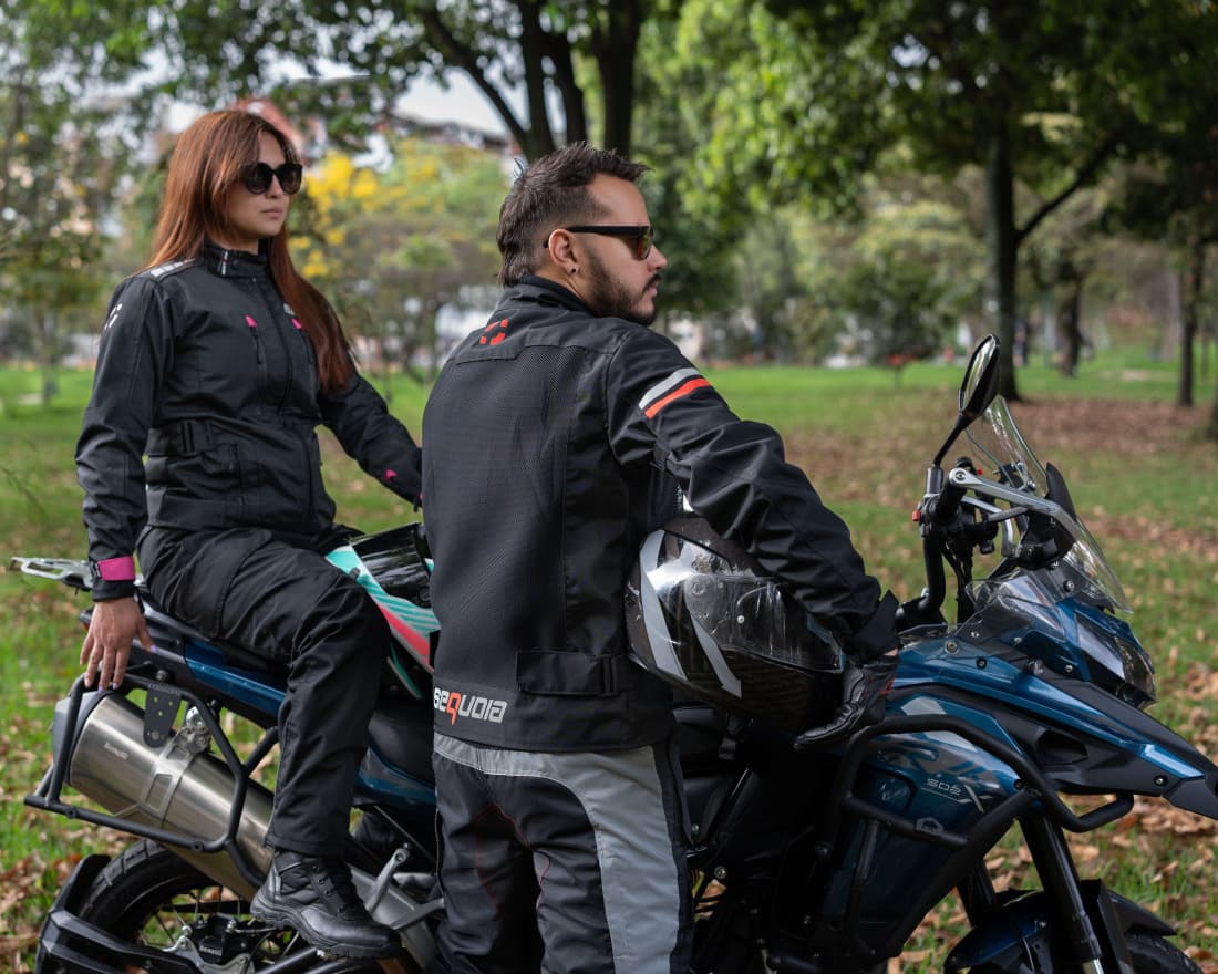 Chaqueta Mesh de Verano Antifricción en Malla Transpirable 100% Impermeable vista lateral equipamiento moto