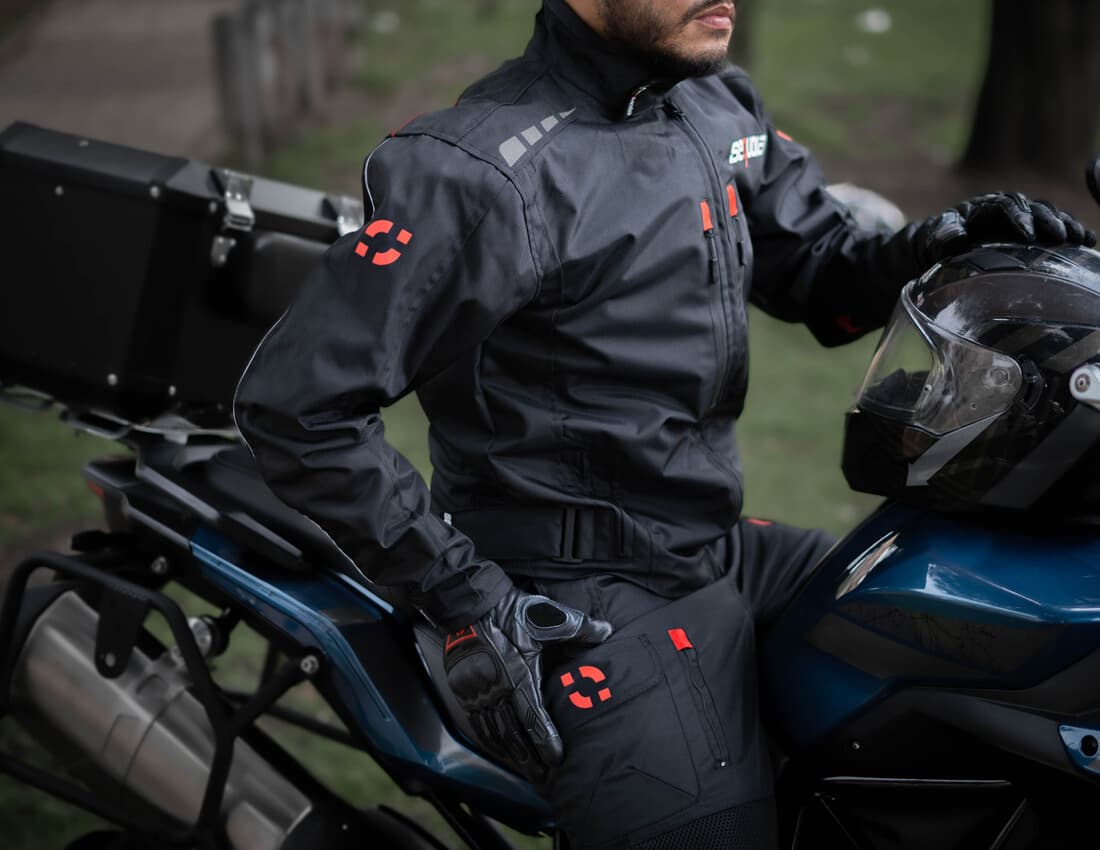 Traje anti fricción Black Pro  de Moto, Impermeable Sequoia Speed vista lateral equipamiento moto