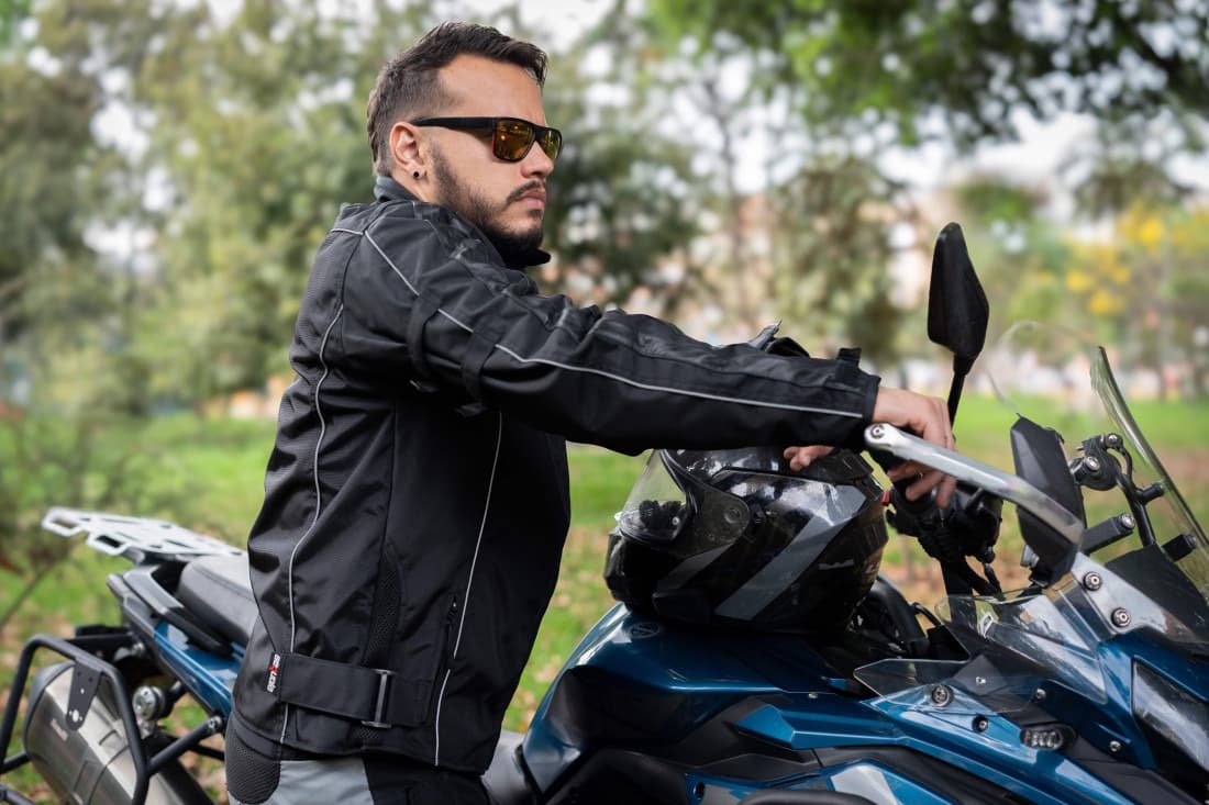 Chaqueta TT - Protecciones Removibles Certificadas 100 Impermeable. vista posterior - Proteccion para motociclista