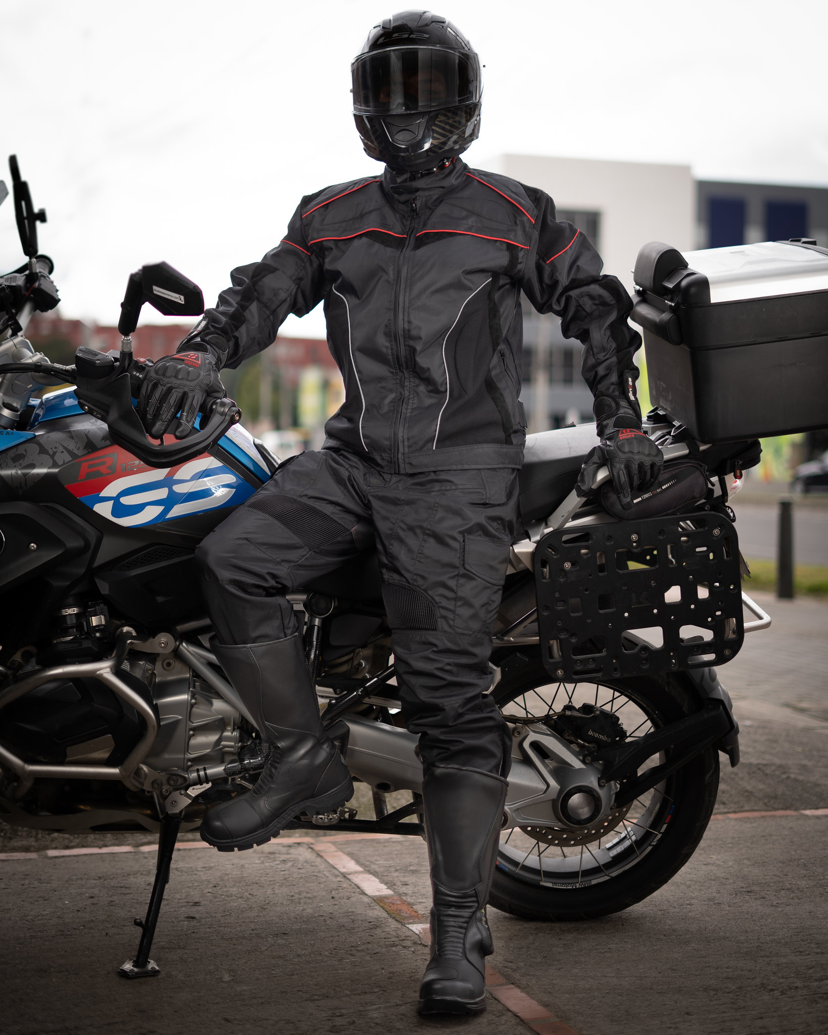 Motociclista equipado con dotacion completa de proteccion Sequoia Speed