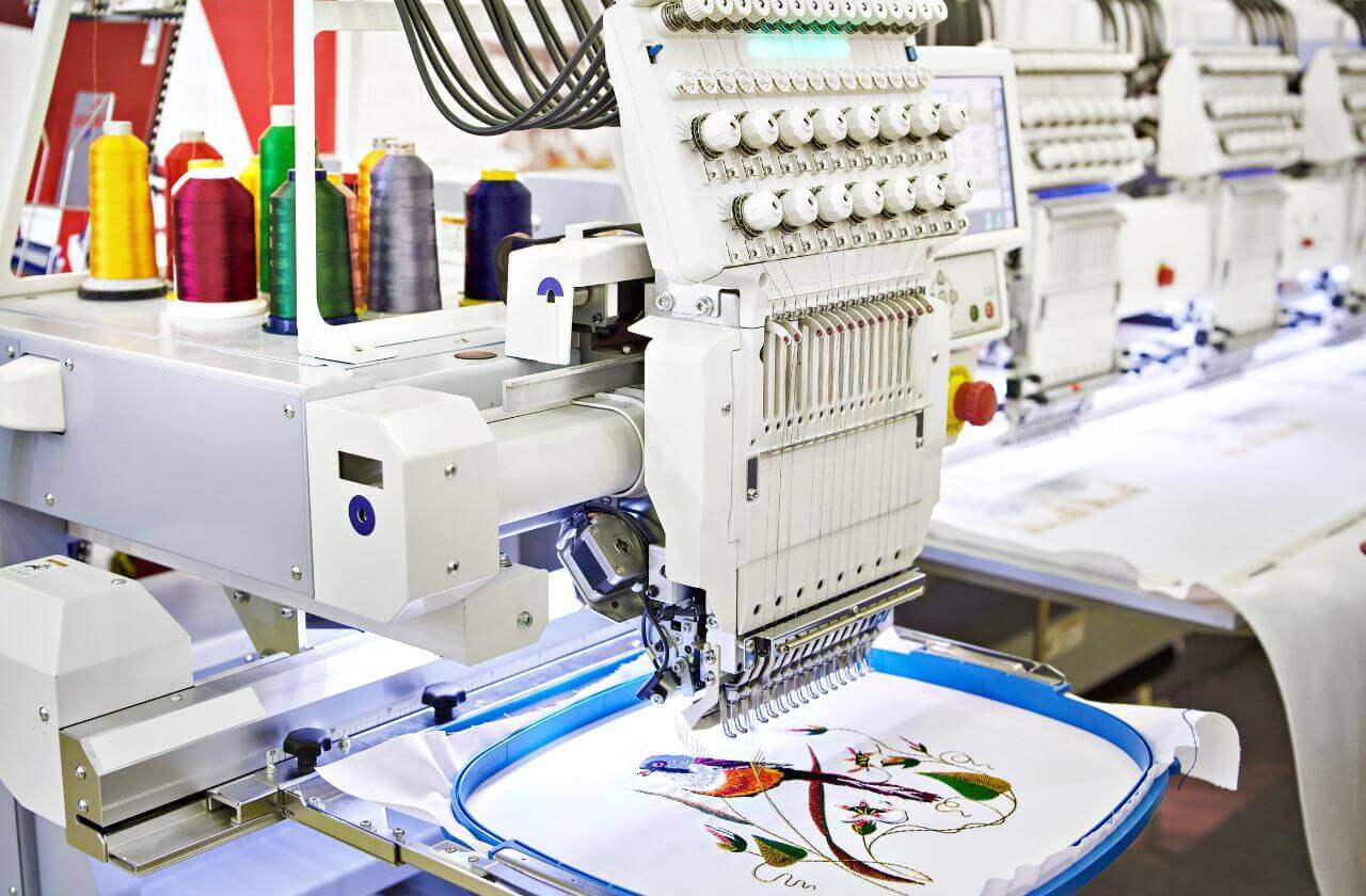 Maquina de bordado ejecutando diseno personalizado